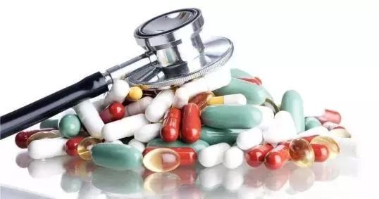 9岁小男孩吃炸鸡,男子吃炸鸡导致胸部发育