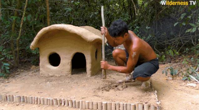 小哥哥徒手建房子,小伙为流浪狗打造温馨的城堡