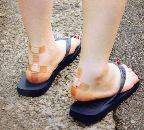 鞋子磨脚后跟怎么处理就不磨脚了,新鞋磨脚怎么办只需这几个小窍门