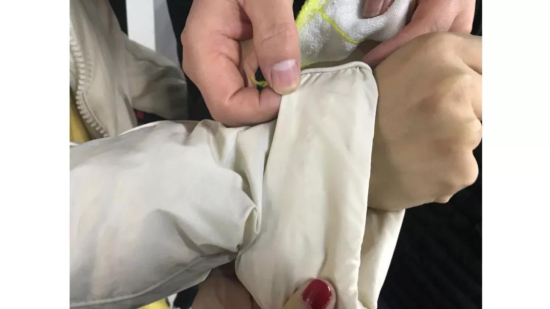 羽绒服脏了不用洗只用一招就搞定,羽绒服局部脏了不用干洗剂怎么洗