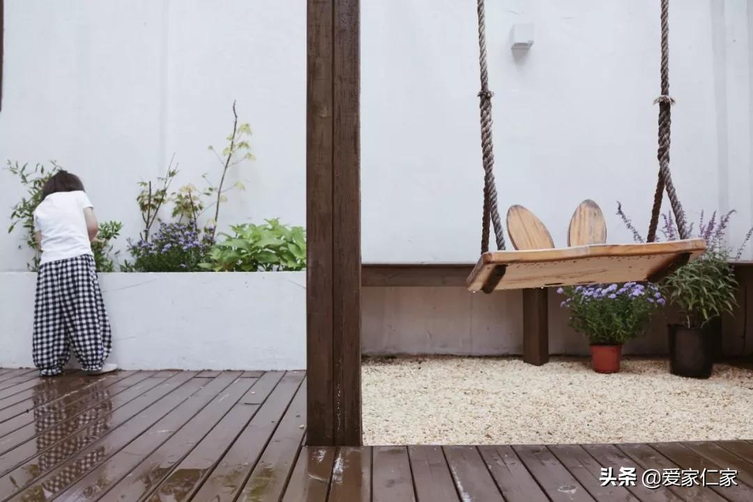 她买下32㎡上海老旧学区房，为女儿打造小桃园，20㎡超舒适大庭院