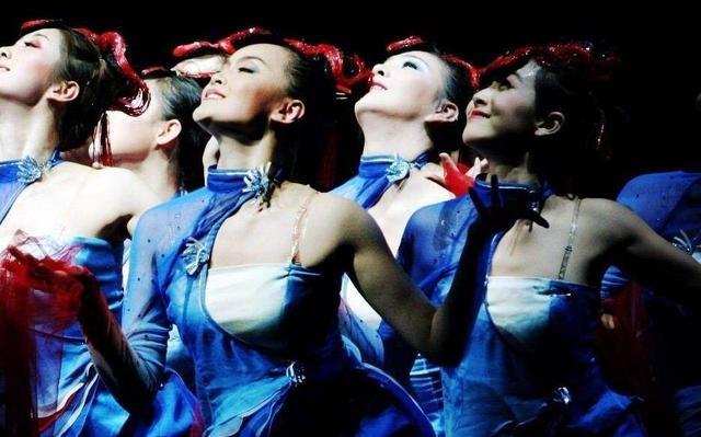 宋茜你看不到的十件小事,宋茜在台上走下去的样子