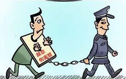 致人重伤拒绝经济赔偿判几年,轻伤要100万算敲诈吗