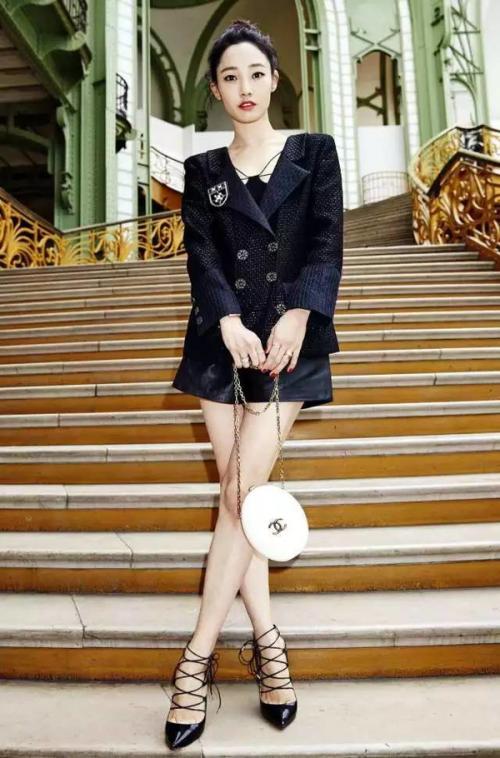 白百何的穿衣风格叫什么,近日白百何一袭薄纱礼服裙现身