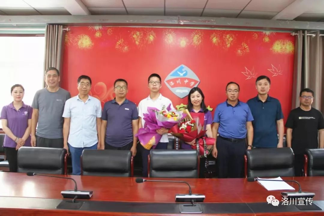 守初心担使命向党旗宣誓,守初心担使命为群众排忧解难