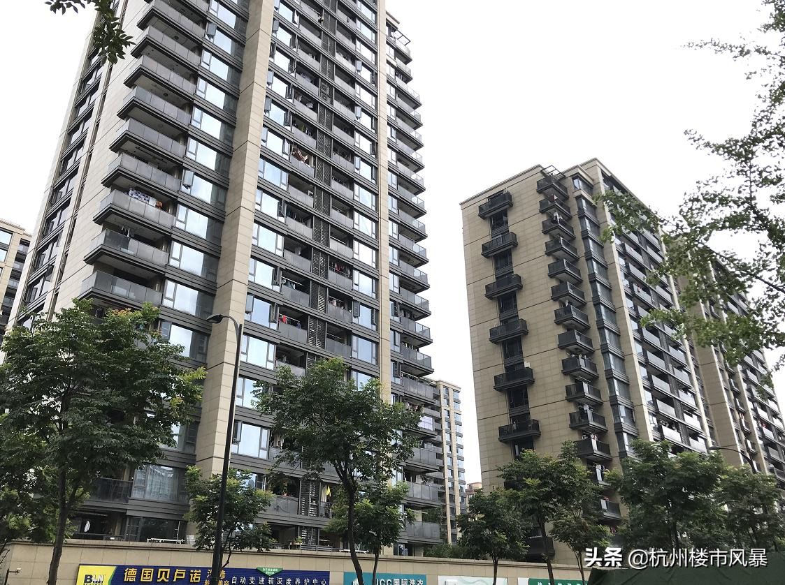 刚领出大证,紫金府已经有二手房挂牌了,单价6万+,会有人接盘吗