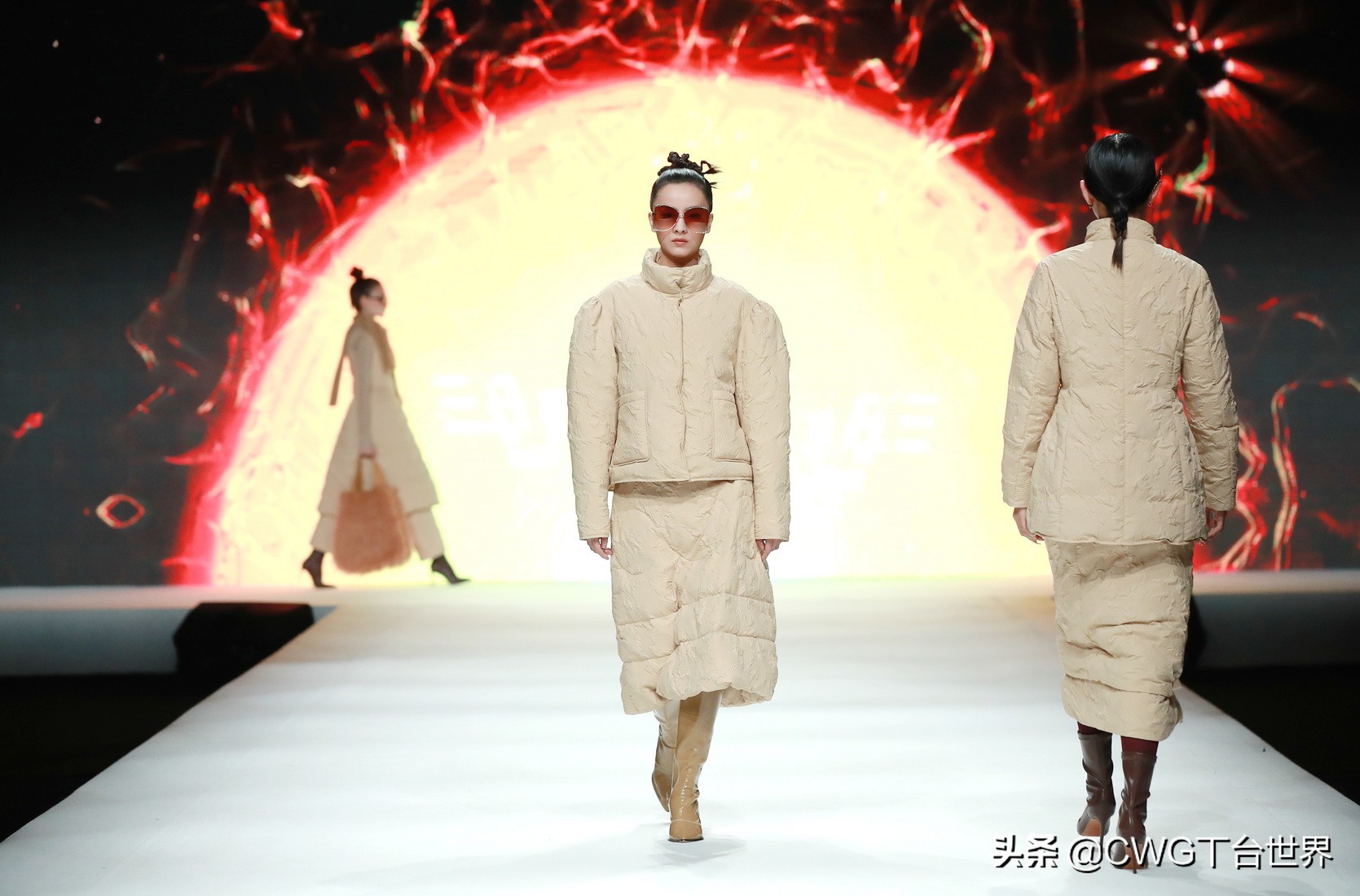 亦帛时尚羽绒服是品牌吗,亦帛时尚2021冬羽绒服发布会