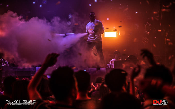 他拍下成都夜店的“纸醉金迷”，都市男女们在这里挥金如土