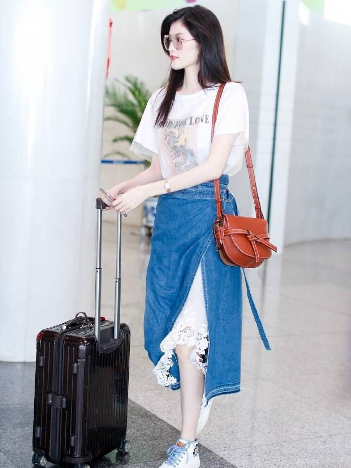 何穗童蕾,何穗跟张韶涵合影