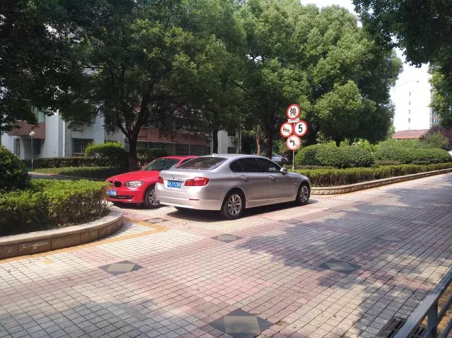 曾经的富人区如今没有人住,曾经的富人区洋房中的洋房