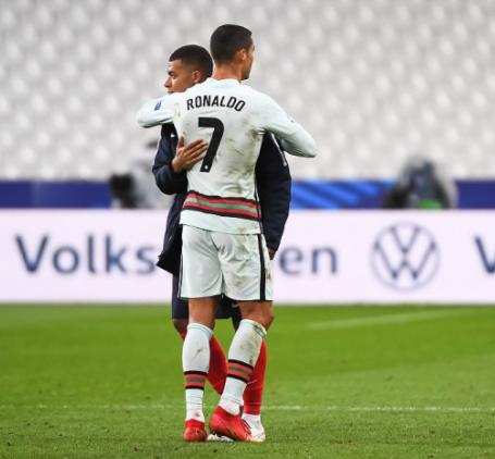 c罗庆祝图片4k全屏无水印,35岁的c罗个人双里程碑