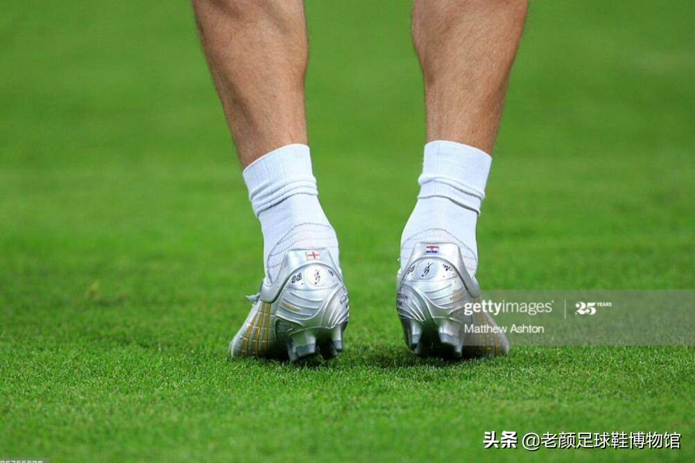 同是穿鞋挑剔的强迫症球星,10年前托尼克罗斯为小贝测试猎鹰鞋