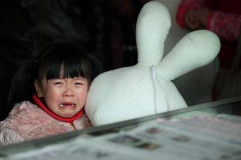 宝宝不像爸爸也不像妈妈正常吗,宝宝不像爸爸是亲生的吗