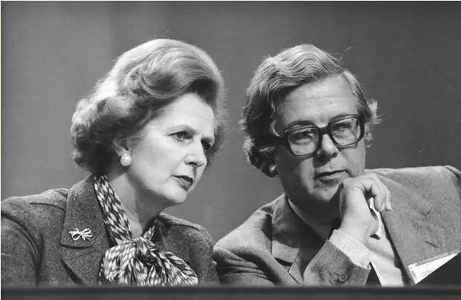 不佩戴金银珠宝,不佩戴贵重首饰