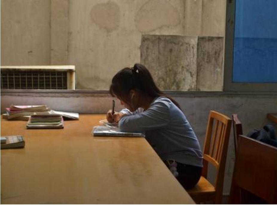 初中生总是熬夜写作业,小学生作业熬夜写好还是早起好