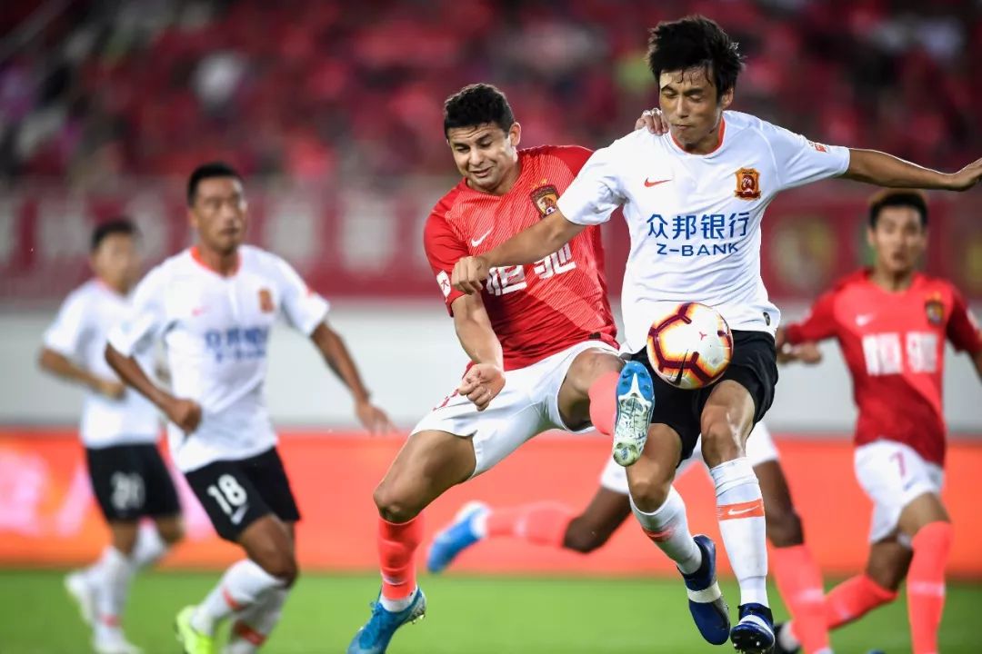 众志成城抗击疫情视频,广州恒大淘宝客场挑战武汉卓尔