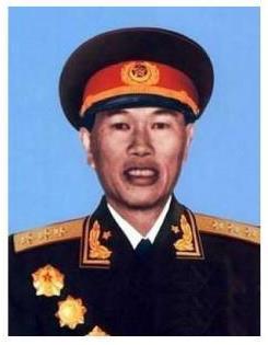 邓华缴获五箱“白金龙烟”，只给主席一支，主席笑他：财不露白啊