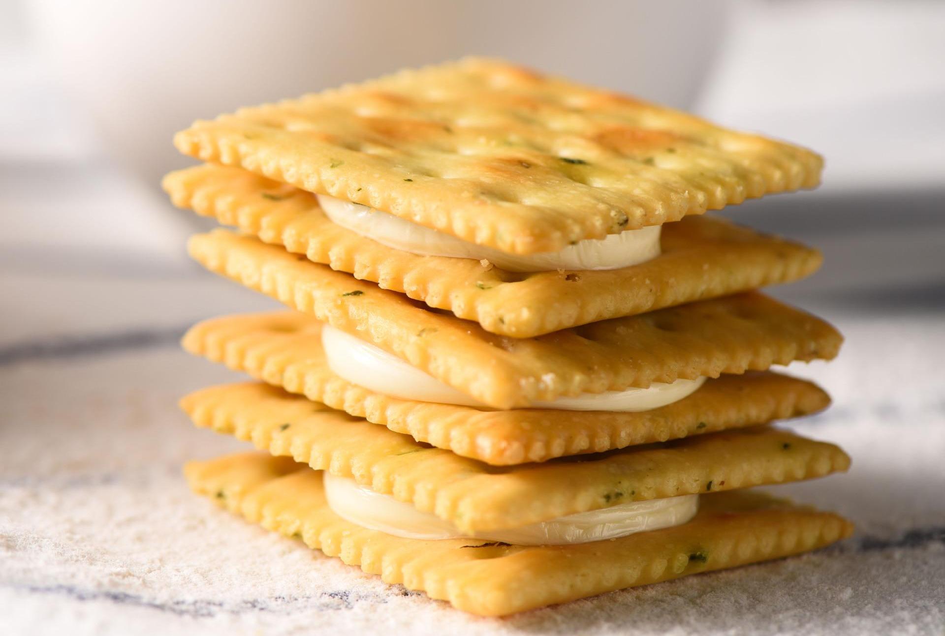 饼干中的起酥油是什么,面包和饼干哪个添加剂多