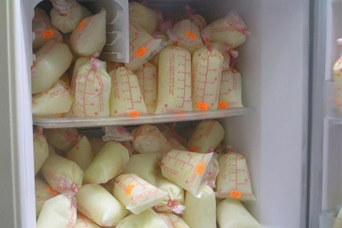 冰冻母乳袋怎么解冻给孩子喝,冰冻母乳该怎么解冻给娃喝好