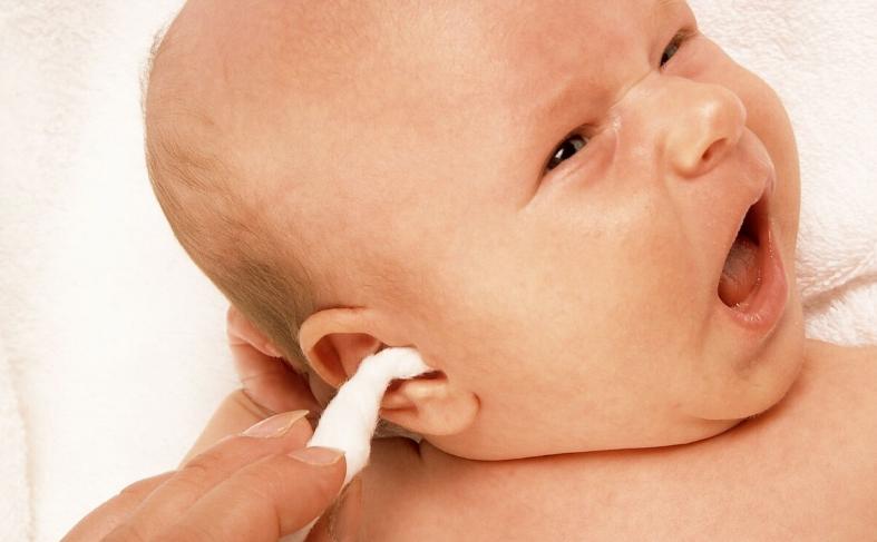 一岁多宝宝总是抓耳朵是怎么回事,宝宝睡觉喜欢抓妈妈耳朵怎么回事