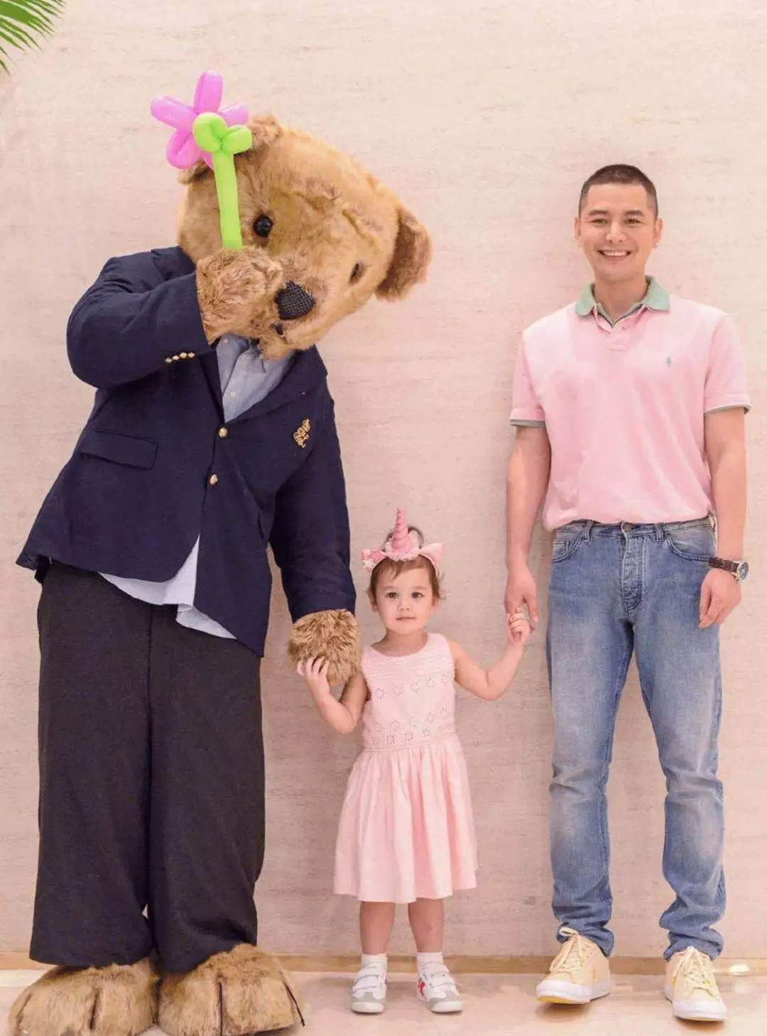 周冬雨刘雯同款毛衣,大表姐刘雯同款绿色开衫毛衣