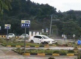 驾校猛打方向盘搞笑视频,驾校学车火爆场面