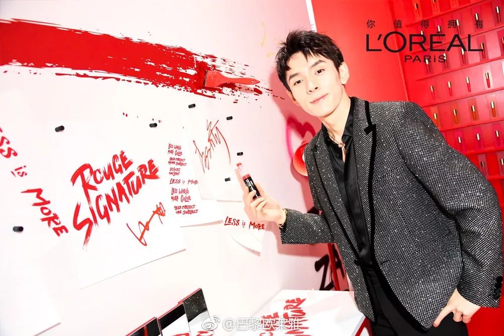 高情商的男生如何提醒女生口红沾牙上了？刘昊然的回答是最甜的