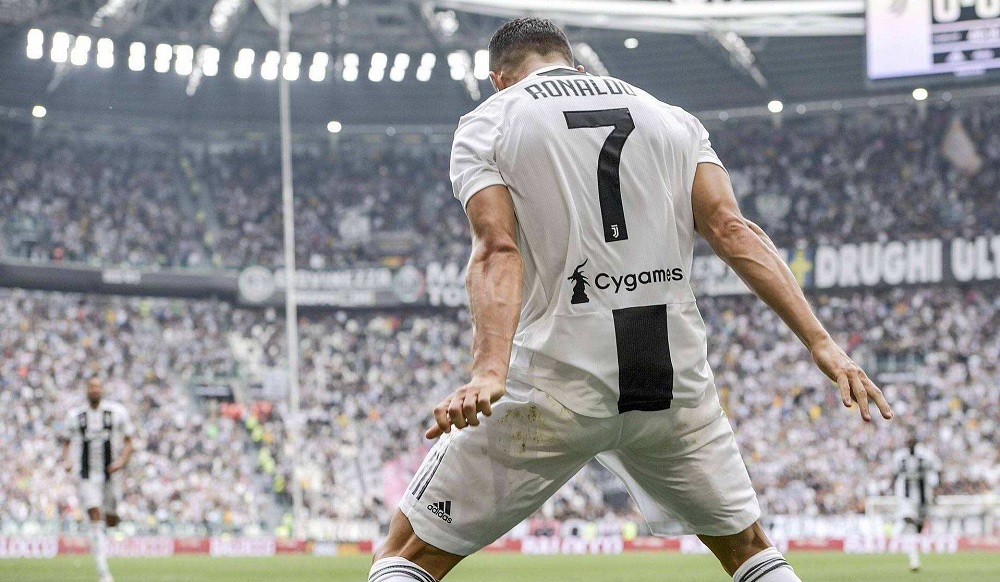 足球庆祝动作梅西和小罗,梅西和c罗的庆祝动作图片