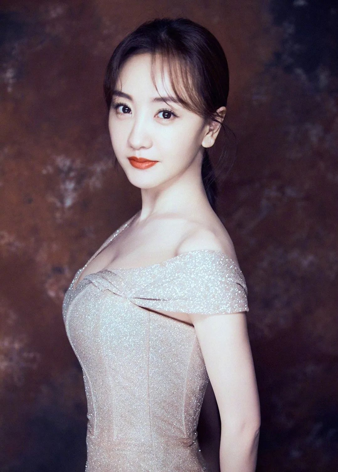 肩膀又宽又厚应该如何有效改善,肩膀又宽又厚的女生怎样穿衣搭配