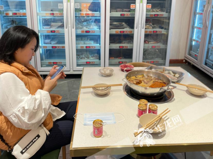 无人自助扫码取菜,自助取餐火锅店