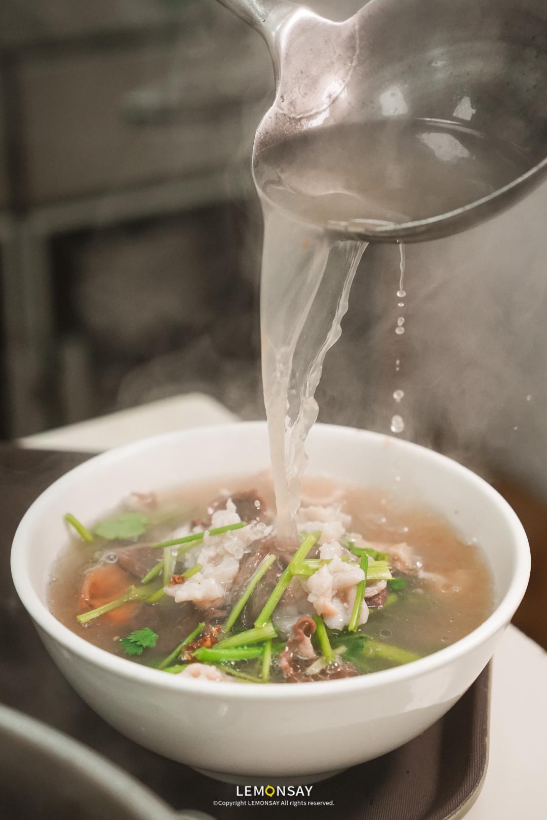 藏在水库的“阿姨街”,人均20块胖成猪