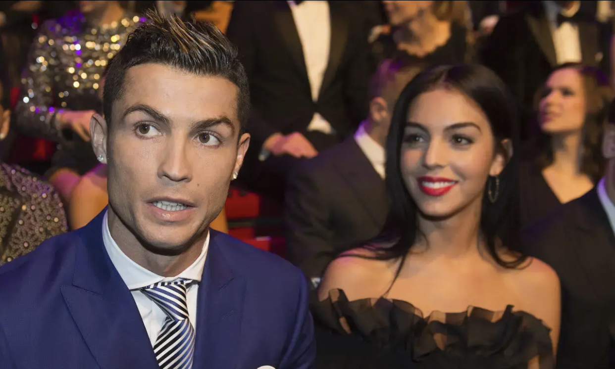 c罗为什么和乔治娜一起收心了,c罗和女友乔治娜亲吻