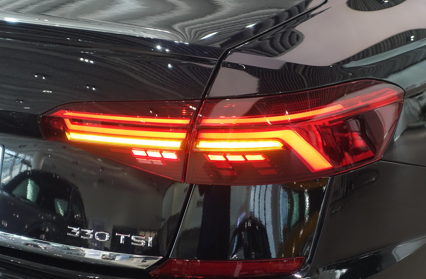 新款帕萨特后排对比迈腾后排空间,静态体验迈巴赫