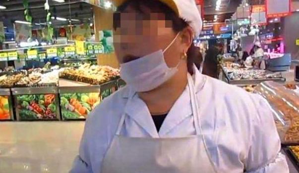 小孩超市偷东西被骂,小孩超市偷窃被发现妈妈包庇后续