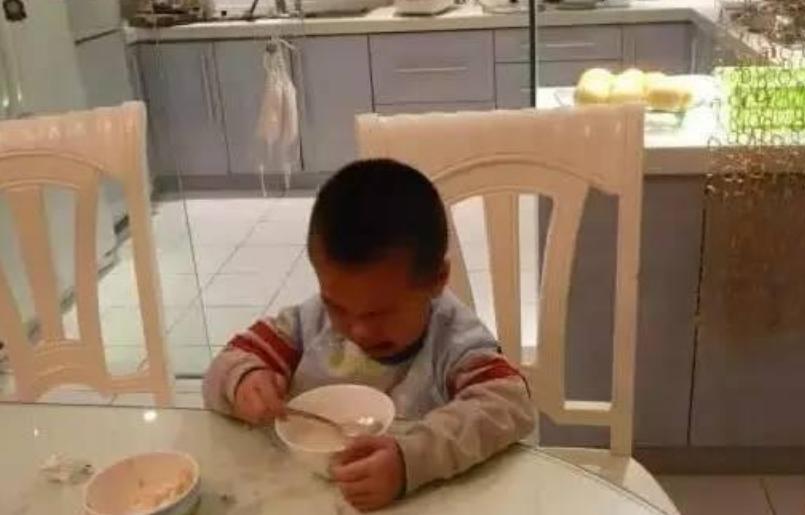 小孩吃坚果窒息,幼儿园孩子吃坚果怕噎到