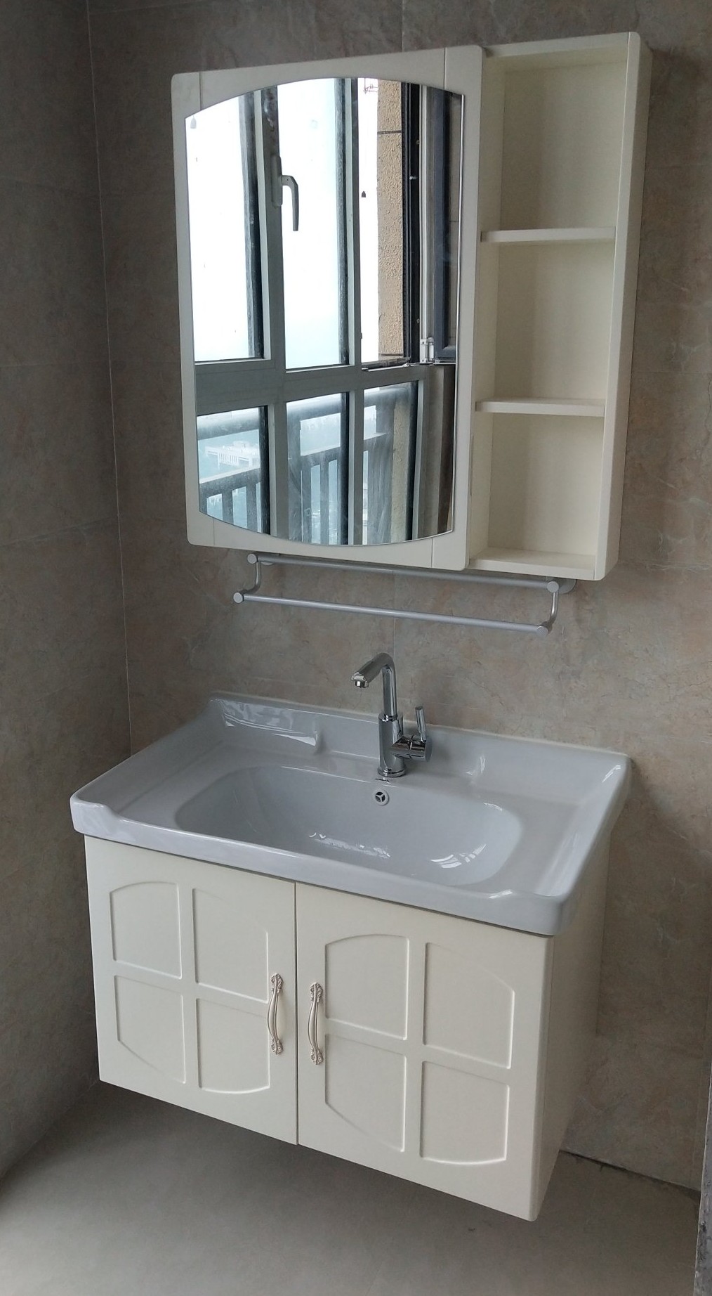 卫浴装修浴室柜,家装如何选择浴室用品柜