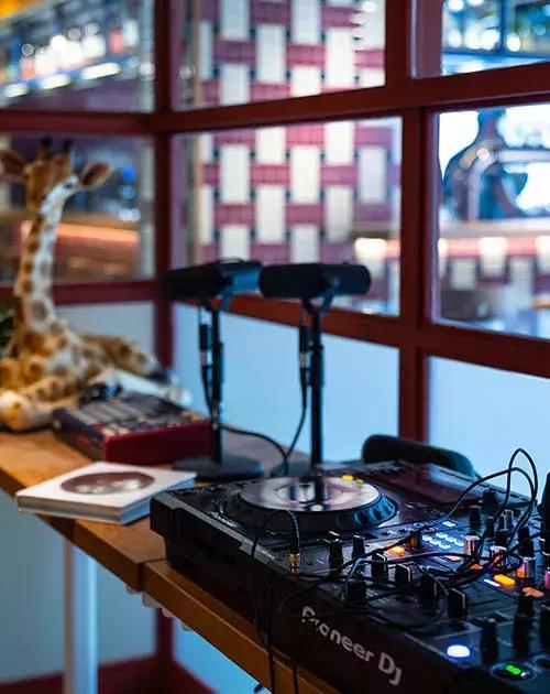 香港逸东酒店在哪个地铁口,香港逸东酒店夜景