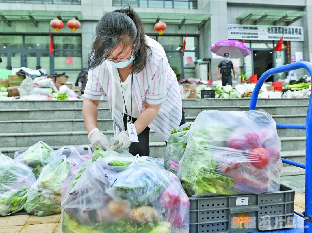 【战胜疫情 *疆新**在行动】社区里的平凡英雄