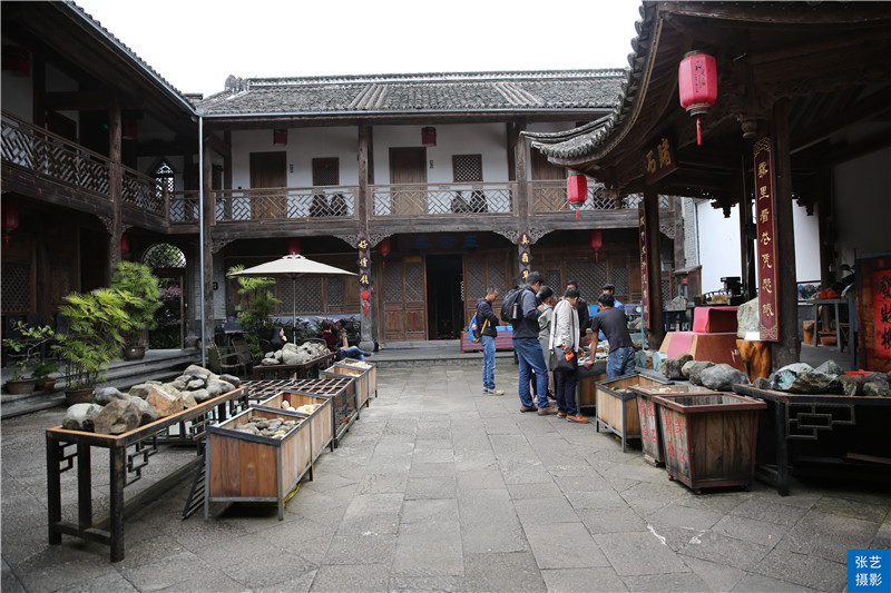 腾冲古镇旅游，游客花几千元买下翡翠赌石，一刀切下身价飙涨