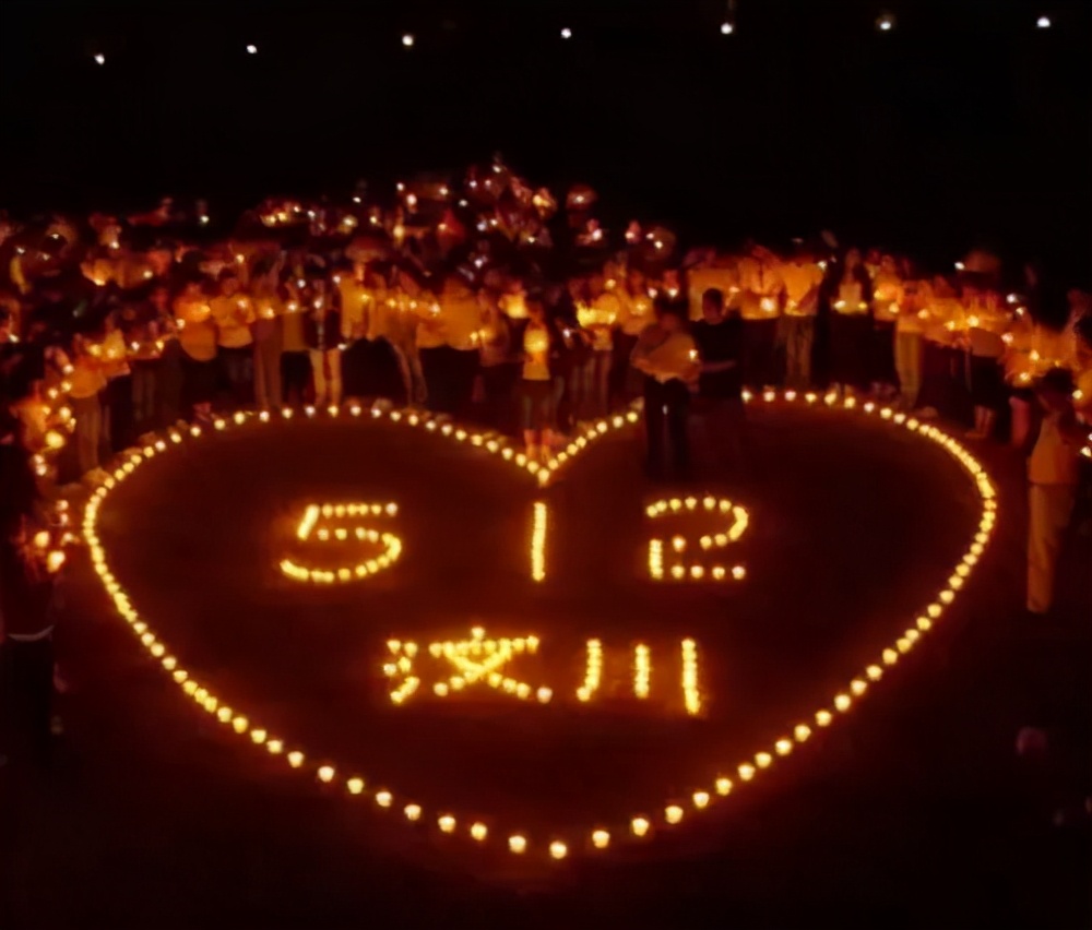 吴京零片酬助演汶川地震改编电影,吴京救灾真实照片