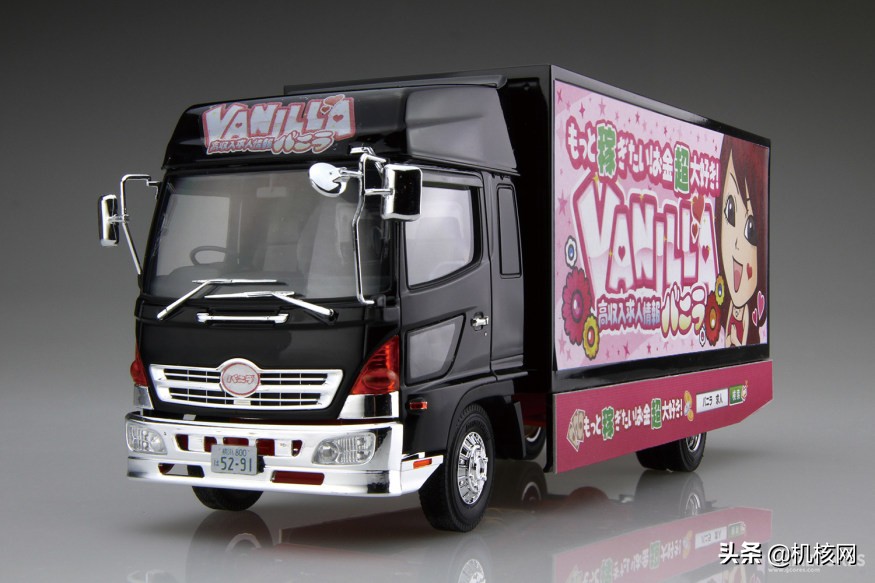 如果你去过新宿,那一定见到过这样一辆放着*脑洗**音乐的大卡车