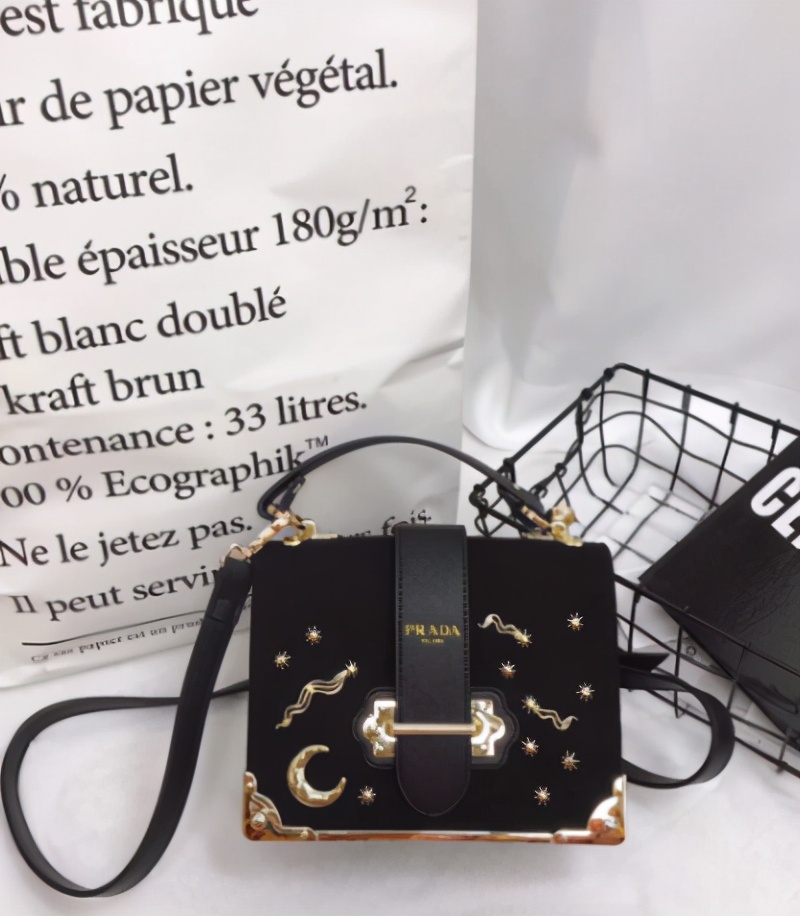 prada贝壳包真假对比,prada星月包