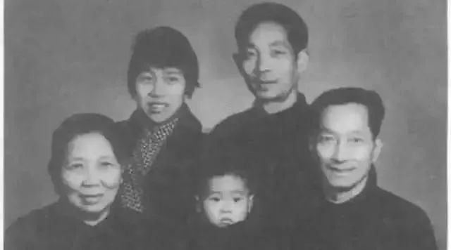 “闪婚”英语怎么说？跟flash闪电有关吗？