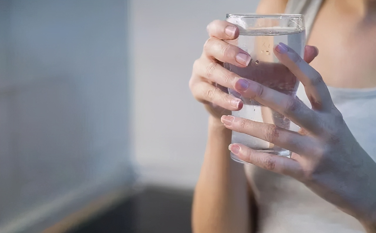 孕妇喝水少尿液浑浊,怀孕喝水多老是上厕所正常吗