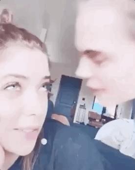 甜！英国贵族超模爱上美国女演员，机场热吻，狂撒狗粮