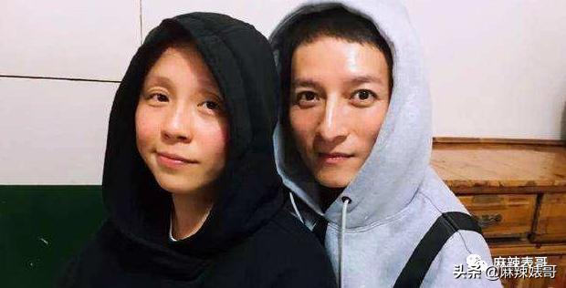 和小鲜肉牵手摸脸，又让人想到他7年前的瓜…