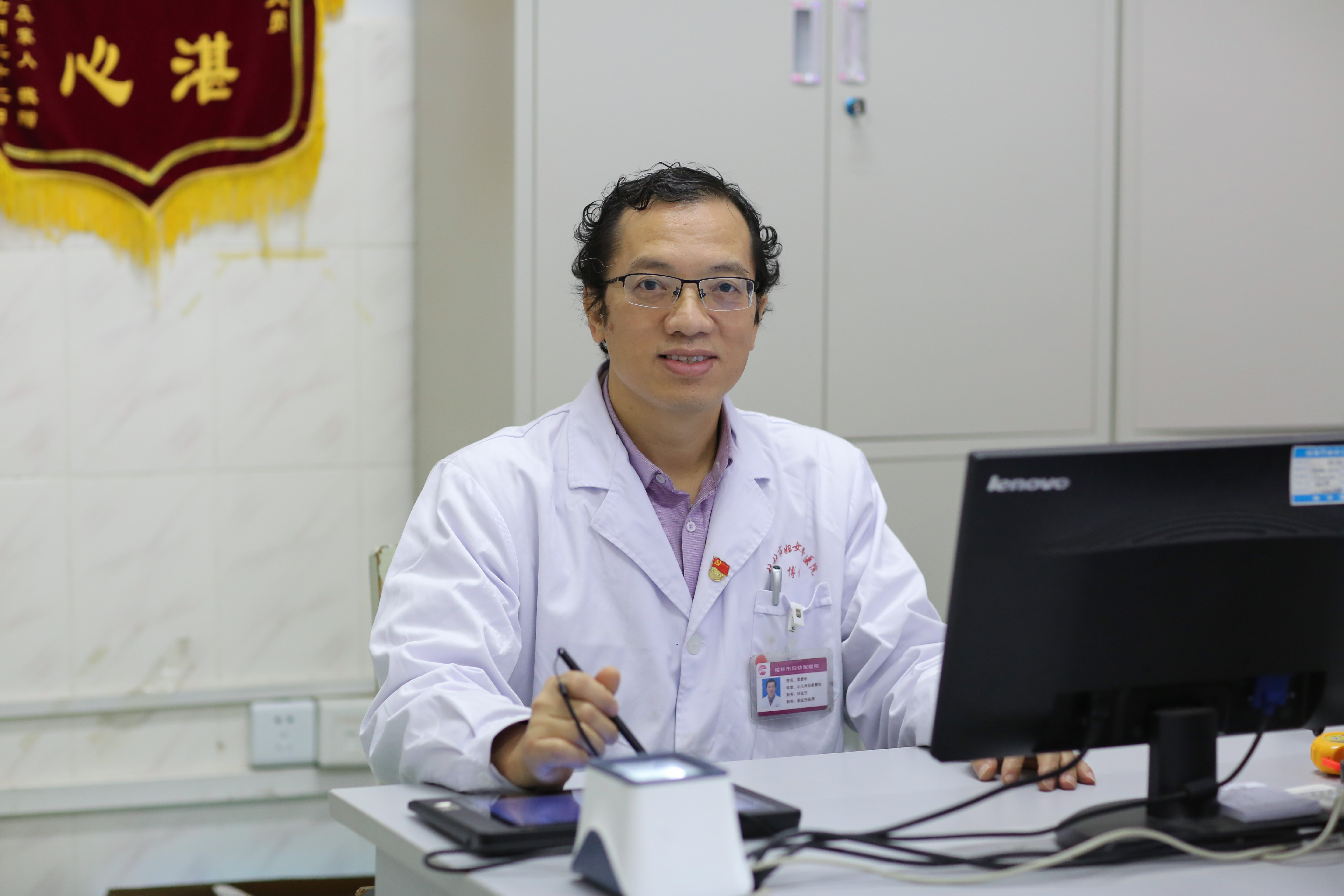 尽心尽力为患儿消解苦痛，他给这些家庭带来希望