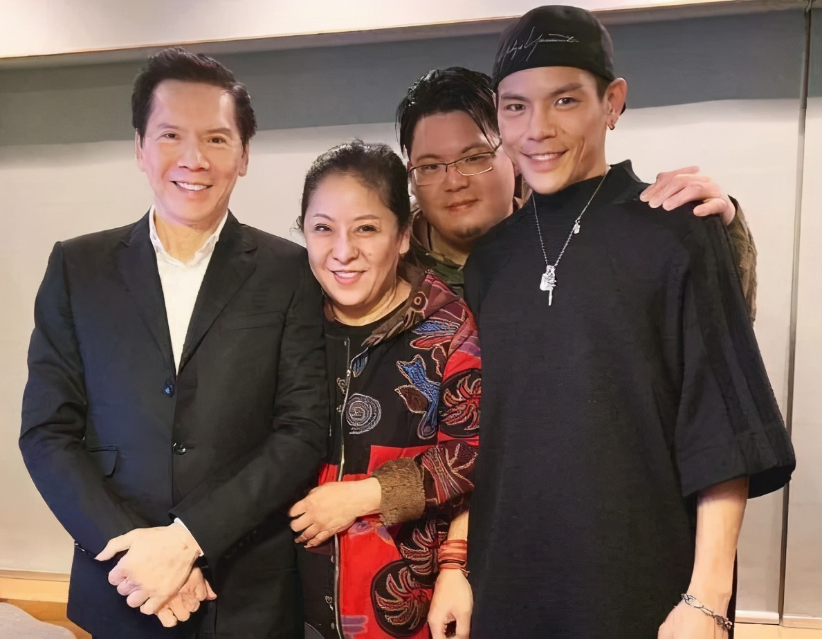 李小龙传奇最后他跟谁结婚了,李小龙的两位红颜知己