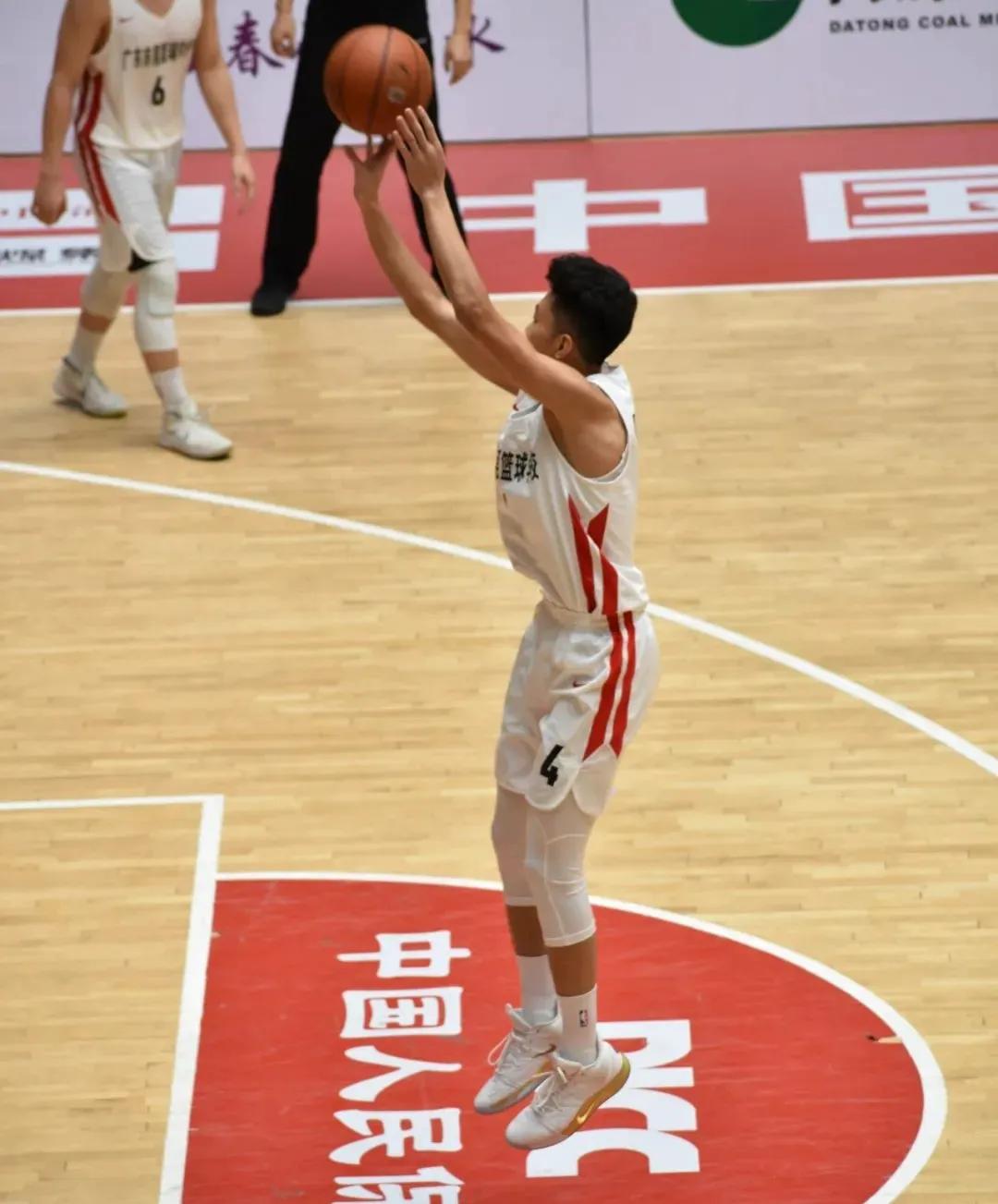 曾凭一己之力单挑法国后防线的人,曾经效力广东东莞cba篮球队的队员