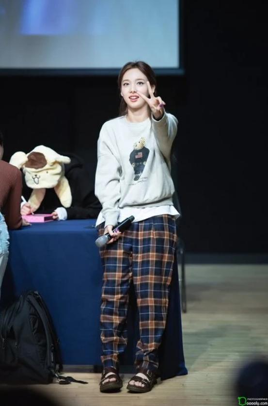 twice正规三辑单封是林娜琏吗 (twice nayeon 林娜琏街头唯美拍摄)